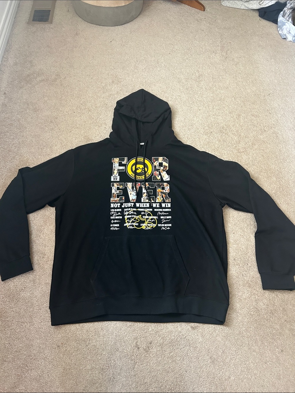 Iowa Hawkeye women’s basketball with signatures in men’s XXL black hoodie